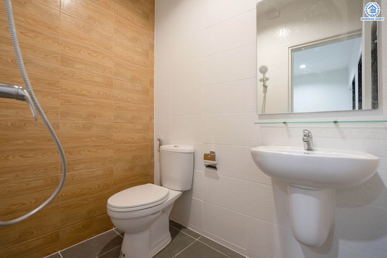 บ้านมือสองตกแต่งใหม่ โครงการ บ้านทอฝัน พิบูลย์สงคราม พร้อมอยู่ เนื้อที่ 16 ตร.ว. ฟังก์ชัน 3 ห้องนอน 2 ห้องน้ำ จอดรถได้ 1 คัน บนสุดยอดทำเล! เชื่อมถนนพิบูลย์สงคราม, วงศ์สว่าง, นครอินทร์ และติวานนท์ ใกล้จุดขึ้นทางด่วนศรีรัช-วงแหวนรอบนอก และรถไฟฟ้า "สถานีแยกติวานนท์"...